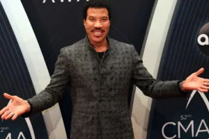 Lionel Richie é internado na UTI após show nos EUA, diz site