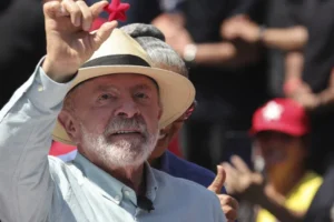 Lula diz que dívida pública preocupa, mas reservas evitam "pânico"