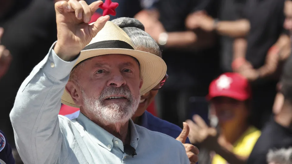 Lula diz que dívida pública preocupa, mas reservas evitam "pânico"