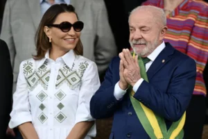 Lula foca controle da polícia, e Flávio Bolsonaro promete redução da maioridade e castração química