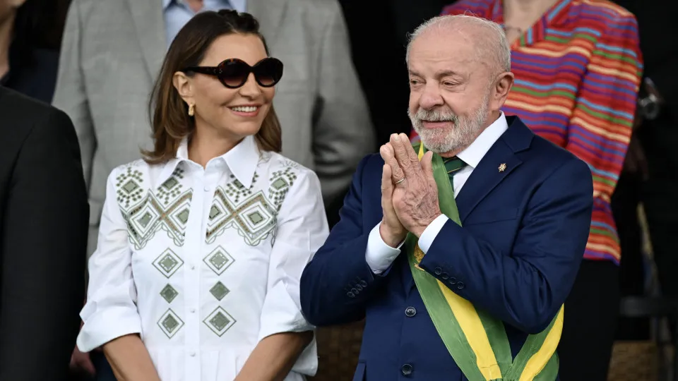 Lula foca controle da polícia, e Flávio Bolsonaro promete redução da maioridade e castração química