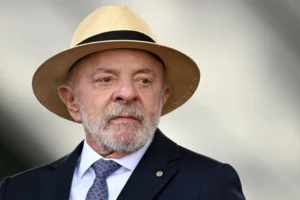 Lula recebe auxiliares para reunião de emergência no Palácio da Alvorada