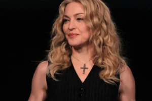 Madonna é eleita artista do ano no VMA e relembra performance de 1984