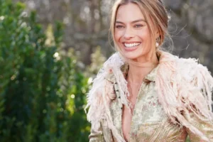 Margot Robbie adota sobrenome do marido quase dez anos após casamento