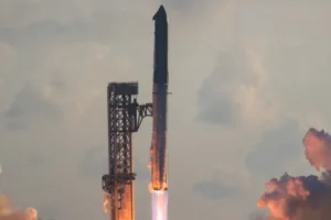 Megafoguete Starship, da SpaceX, faz primeiro voo orbital e lança satélites