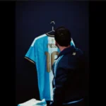 Messi mostra camisa especial para jogo de despedida da Argentina