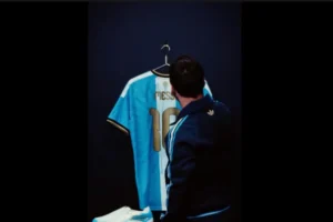 Messi mostra camisa especial para jogo de despedida da Argentina
