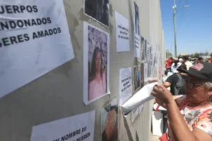 México enterra 117 corpos não identificados junto à fronteira com EUA