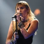 Miley Cyrus retira sobrenome das redes sociais e dá pistas sobre novo álbum