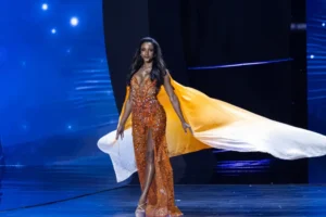 Miss Jamaica processa Miss Universo após queda que deixou sequelas