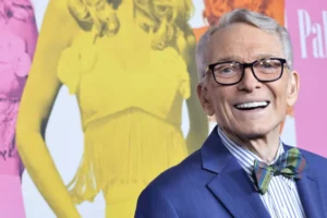 Morre Bob Mackie, estilista que vestiu Madonna e Elton John, aos 87 anos