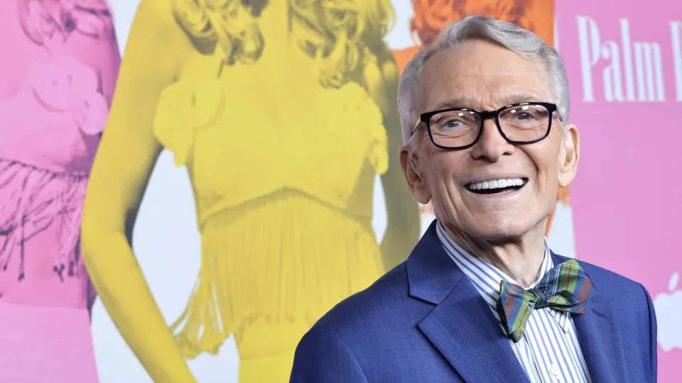 Morre Bob Mackie, estilista que vestiu Madonna e Elton John, aos 87 anos
