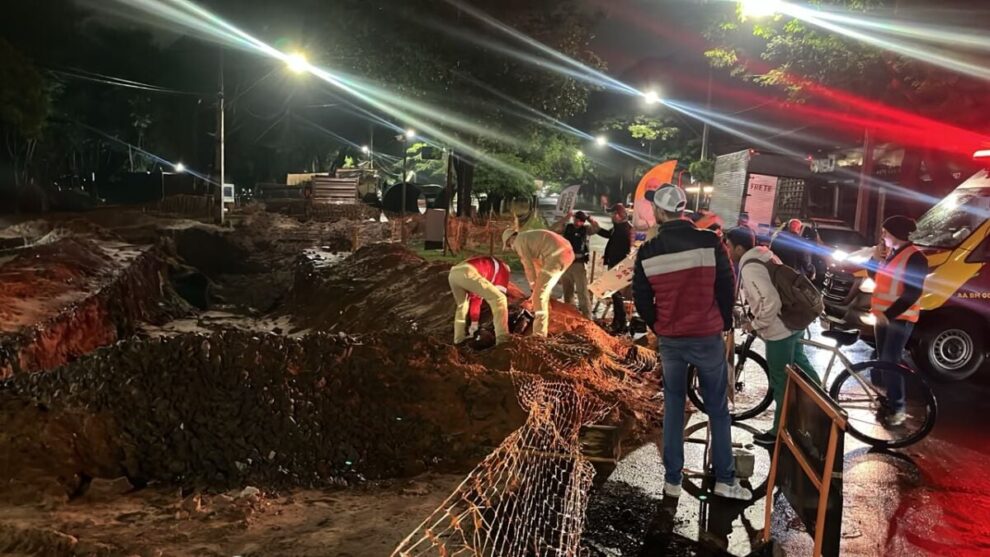 Motociclista sem CNH cai em buraco de obra em canteiro e fica ferido na região