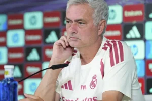 Mourinho ironiza Barça e Atlético e pede folga à imprensa