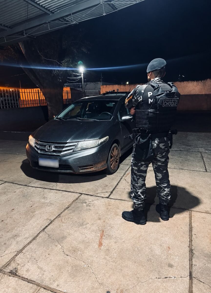 Mulher é presa ao ser flagrada dirigindo carro clonado e furtado em Maringá