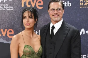 Namorada de Brad Pitt rouba a cena com vestido transparente em festival