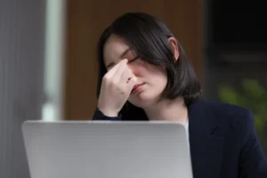 Olhos cansados no computador? Estas 5 dicas vão ajudá-lo