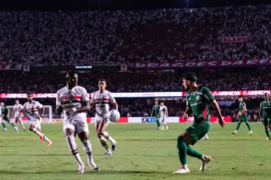 Palmeiras e São Paulo se encaram com atenção dividida entre Brasileirão e torneios continentais