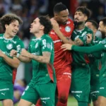 Palmeiras sofre, mas avança nos pênaltis e encara o Fluminense na semifinal da Libertadores