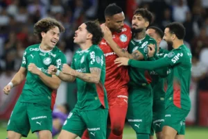 Palmeiras sofre, mas avança nos pênaltis e encara o Fluminense na semifinal da Libertadores