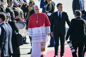 Papa Leão XIV chega à França para visita histórica de quatro dias