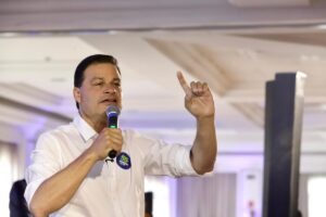 Pesquisa indica que Sandro Alex é o único candidato com chances de bater Moro no segundo turno