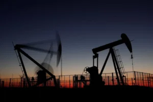 Petróleo cai quase 4% após se aproximar de US$ 110 em dia de novos ataques dos houthis