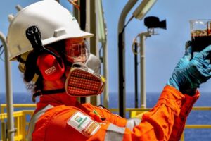 Petróleo passa dos US$ 95 e acende alerta para combustíveis no Brasil