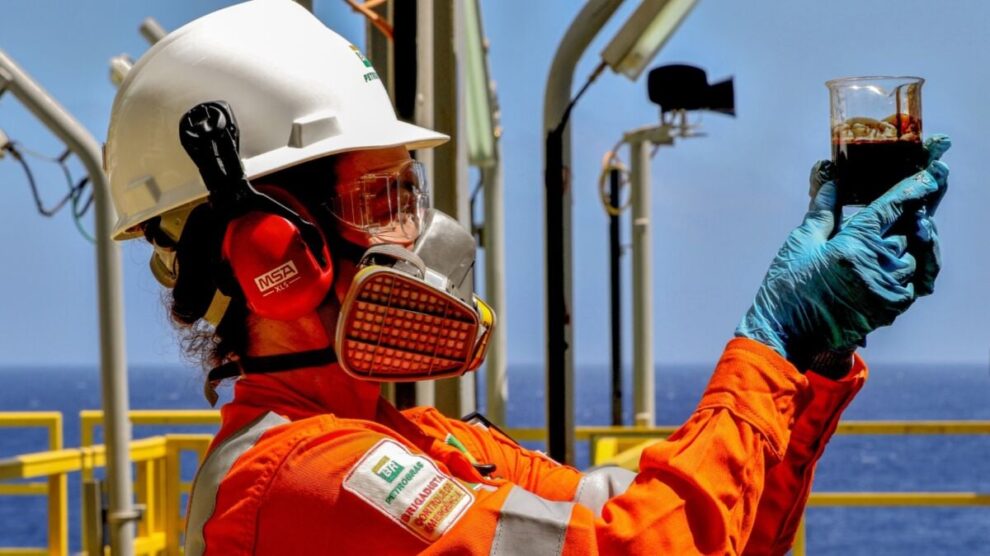 Petróleo passa dos US$ 95 e acende alerta para combustíveis no Brasil