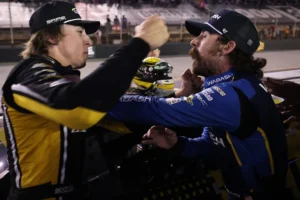 Pilotos da Nascar trocam socos após acidente durante corrida