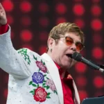 Por que Elton John utilizou cadeira de rodas ao sair do Rio de Janeiro?