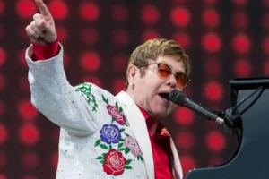 Por que Elton John utilizou cadeira de rodas ao sair do Rio de Janeiro?