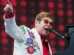 Por que Elton John utilizou cadeira de rodas ao sair do Rio de Janeiro?