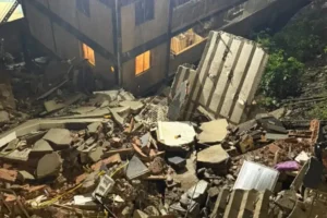 Prédio de três andares desaba na zona sul do Rio