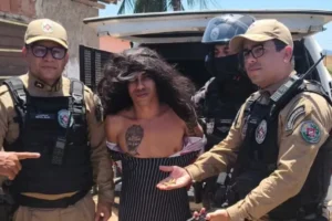 Preso vestido de mulher, homem diz ter matado 80 pessoas na Paraíba