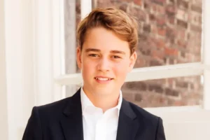Príncipe George entra no Eton College e retoma tradição da família real