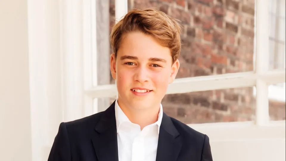 Príncipe George entra no Eton College e retoma tradição da família real