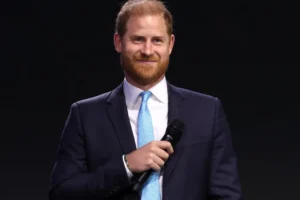 Príncipe Harry salta de paraquedas e faz rara atualização sobre os filhos