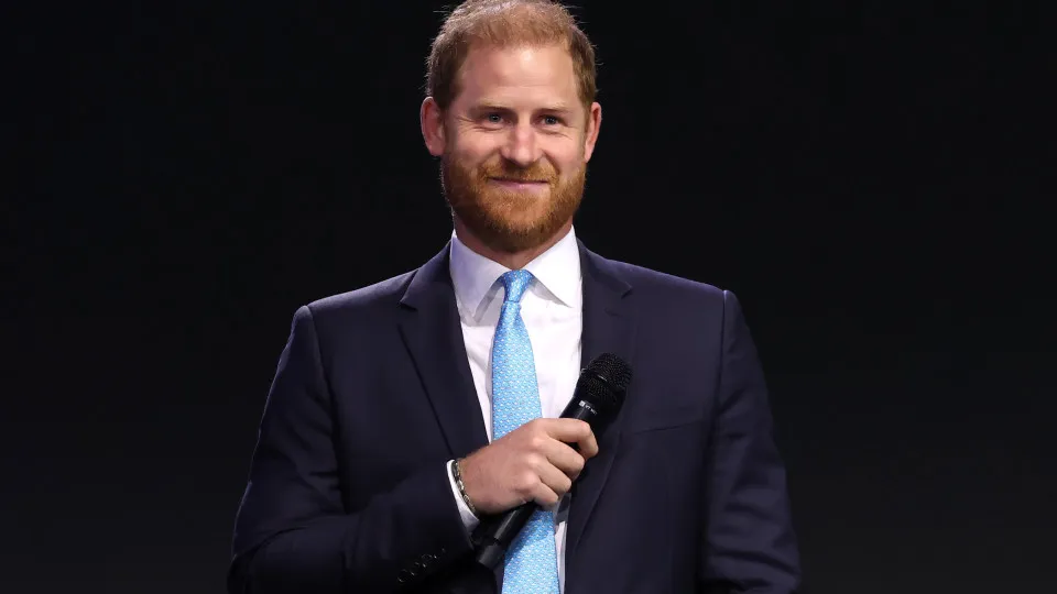 Príncipe Harry salta de paraquedas e faz rara atualização sobre os filhos