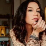 Priscilla Alcântara se afasta do gospel e busca o pop dos anos 2000 em novo disco