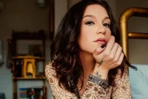 Priscilla Alcântara se afasta do gospel e busca o pop dos anos 2000 em novo disco