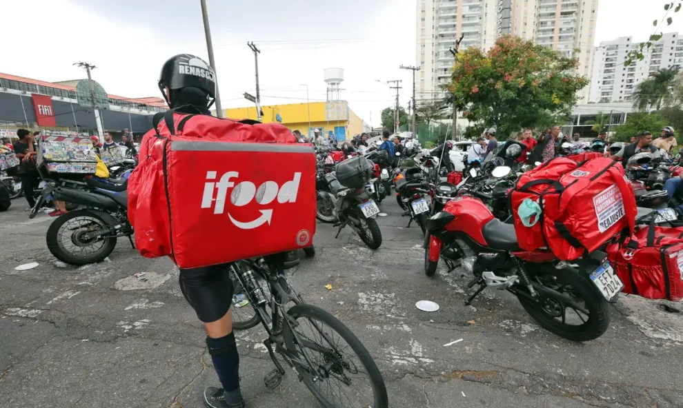 Quase 2 milhões de pessoas trabalham por meio de aplicativos no Brasil