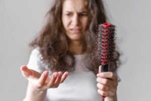 Queda de cabelo em mulheres: o que está acontecendo em Maringá?