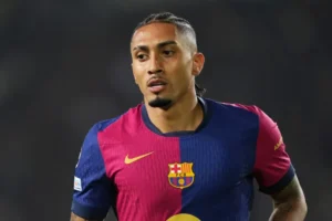 Raphinha e Yamal dão show, Barcelona goleia Rayo e mantém 100% no Espanhol