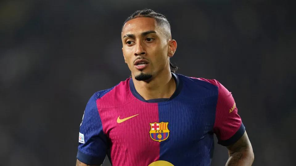Raphinha e Yamal dão show, Barcelona goleia Rayo e mantém 100% no Espanhol
