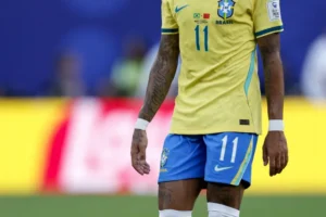 Raphinha é cortado da Seleção Brasileira após lesão na coxa