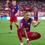 Raphinha faz hat-trick, Barcelona vence Sevilla e dispara em La Liga