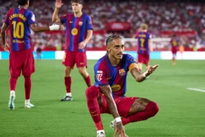 Raphinha faz hat-trick, Barcelona vence Sevilla e dispara em La Liga