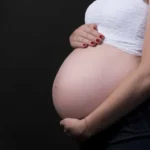 Resistência às vacinas contra gripe e covid coloca gestantes em risco