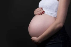 Resistência às vacinas contra gripe e covid coloca gestantes em risco